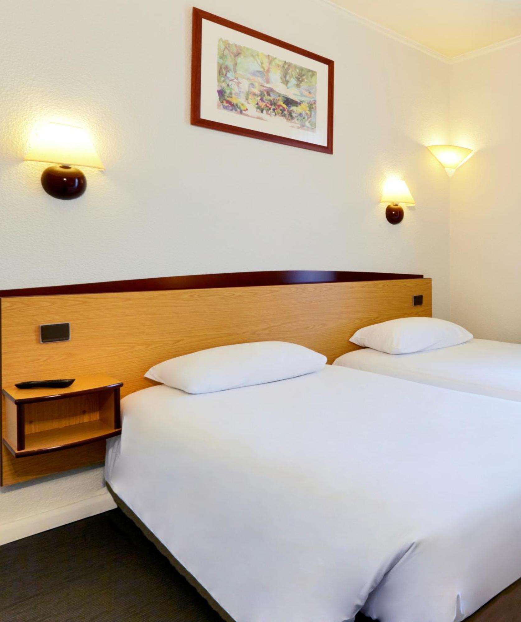 Campanile Livry-Gargan Hotel Exterior photo